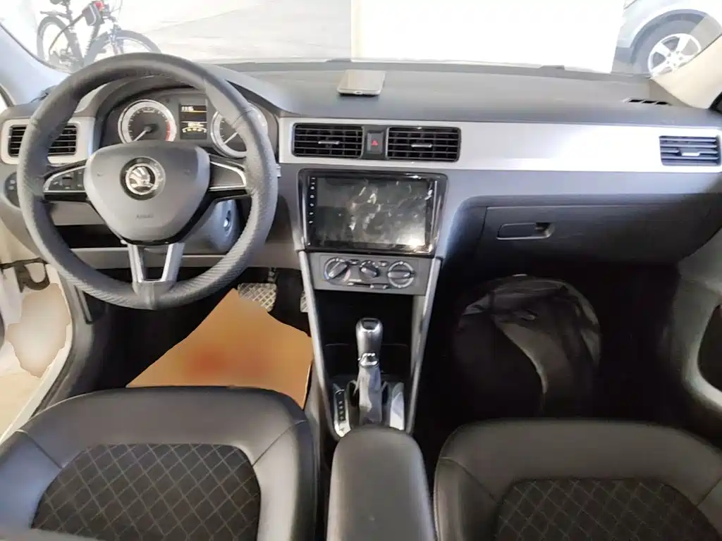 Skoda Rapid — миниатюра 10
