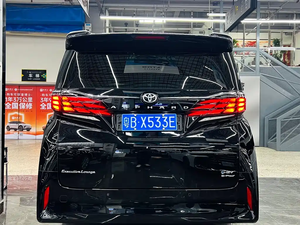 Toyota Alphard — миниатюра 6