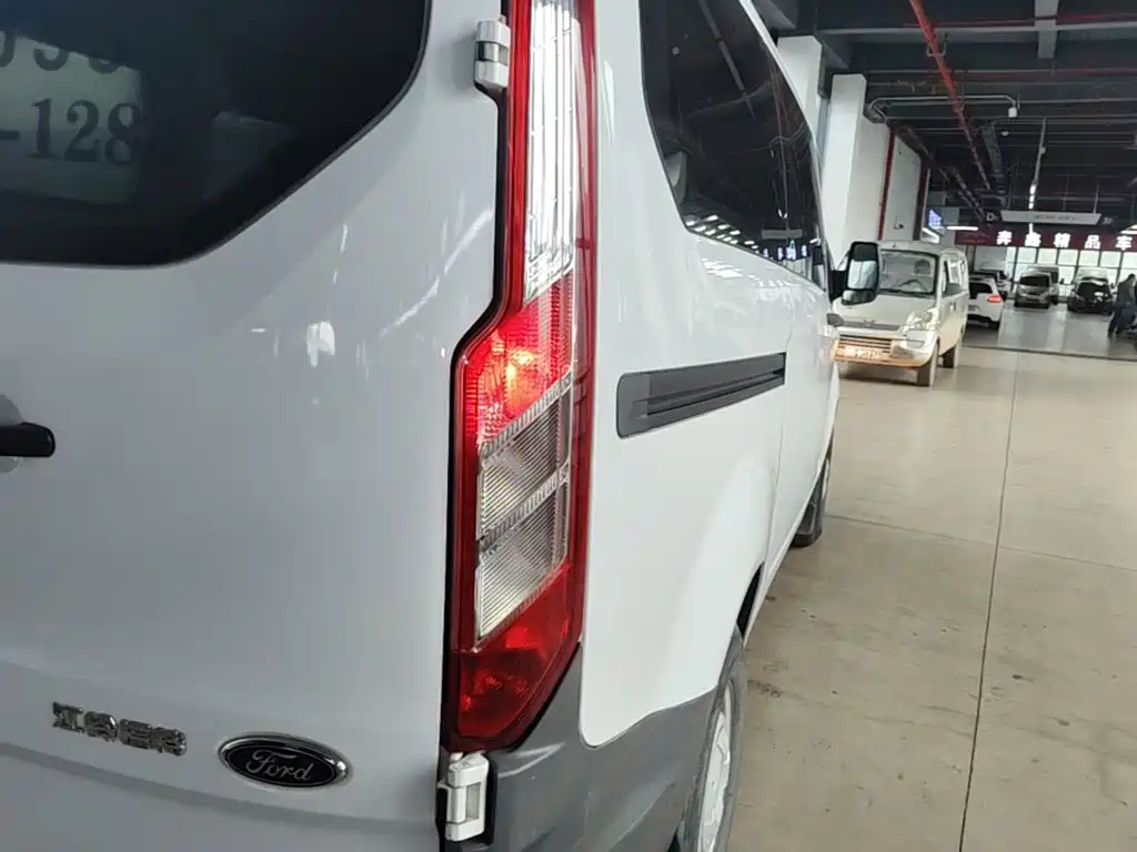 Ford Transit — миниатюра 8