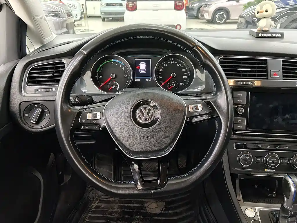 Volkswagen Golf EV — миниатюра 12