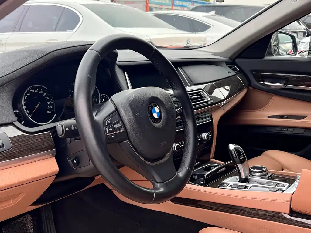 BMW 7 Series — миниатюра 4