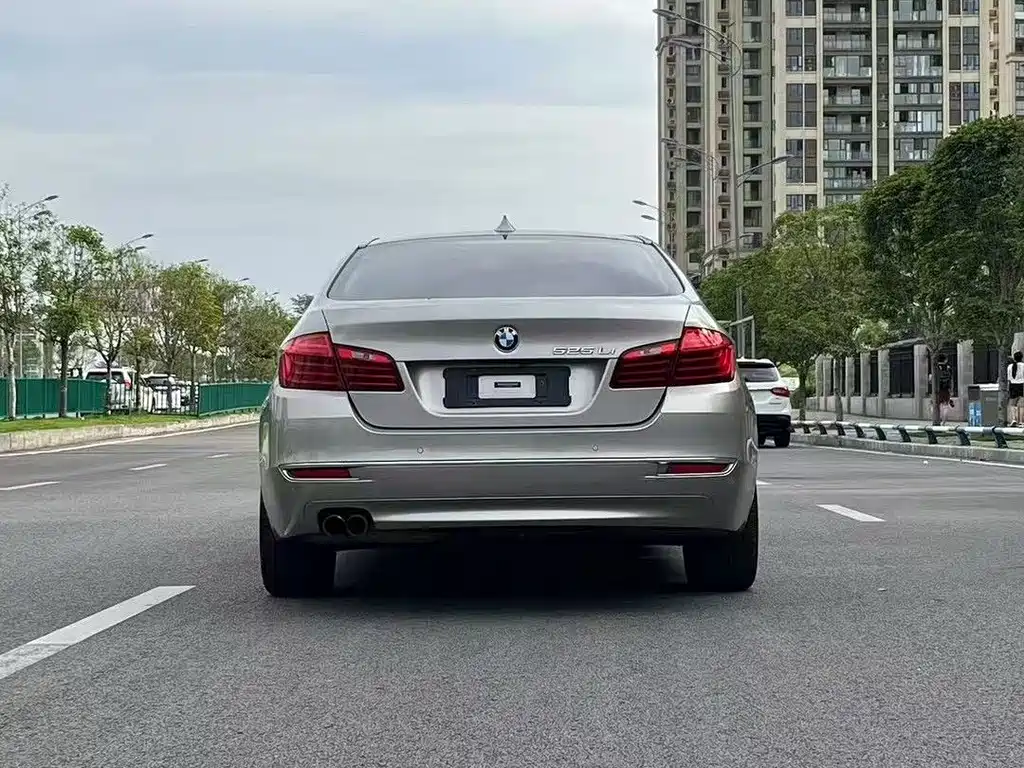 BMW 5 Series — миниатюра 8