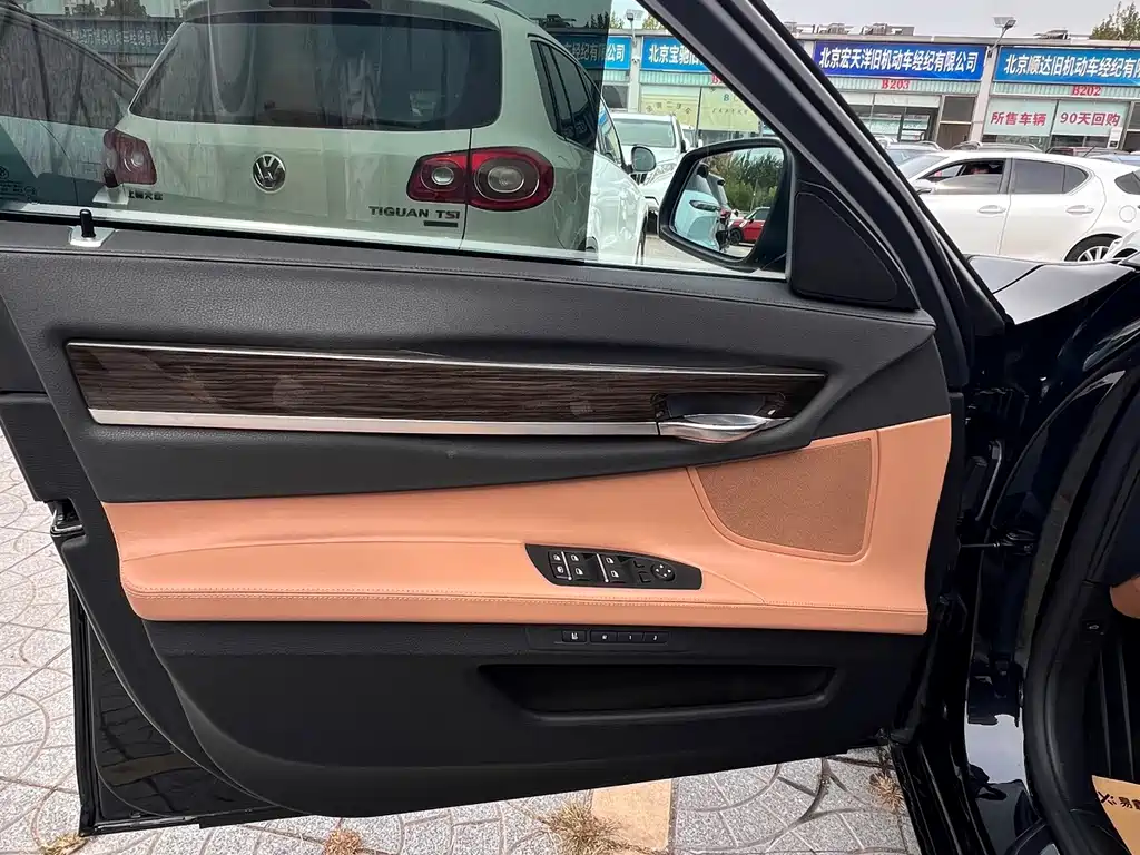 BMW 7 Series — миниатюра 5