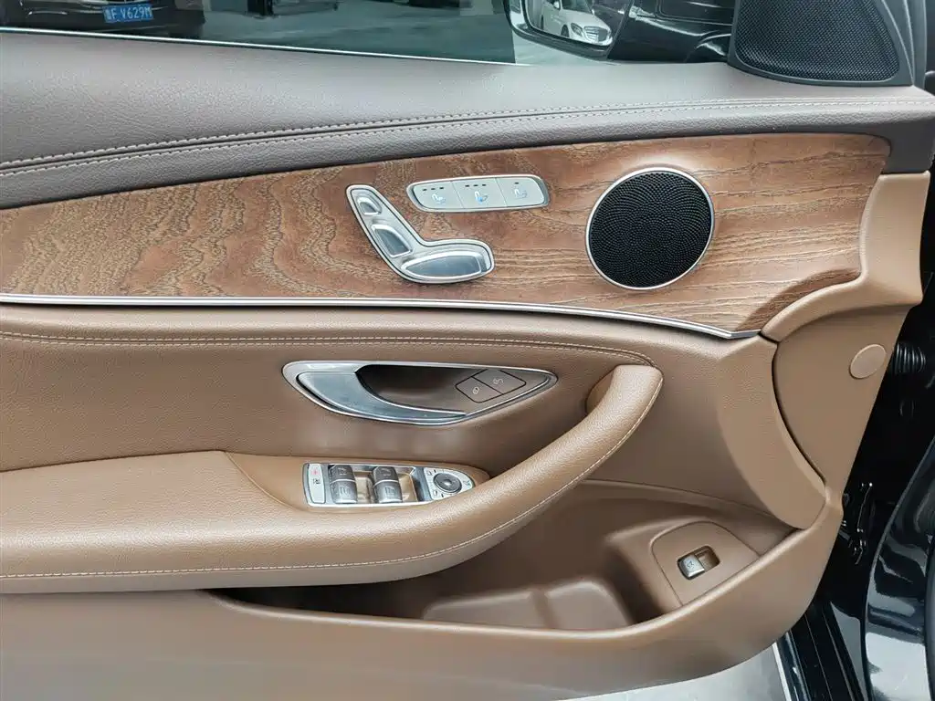 Mercedes-Benz E-Class — миниатюра 13