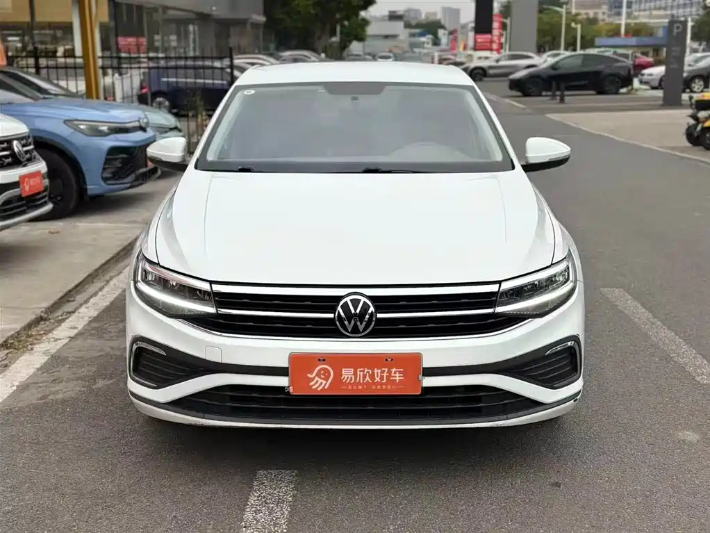 VOLKSWAGEN BORA