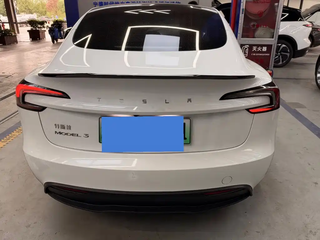 Tesla Model 3 — миниатюра 12