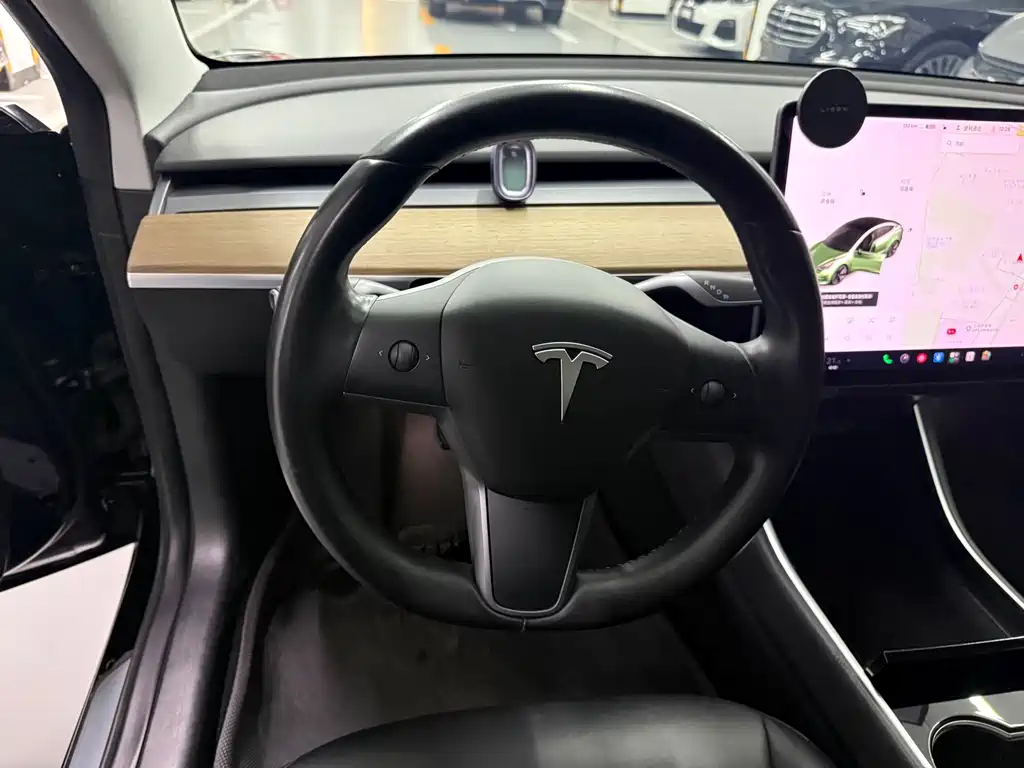 Tesla Model 3 — миниатюра 10