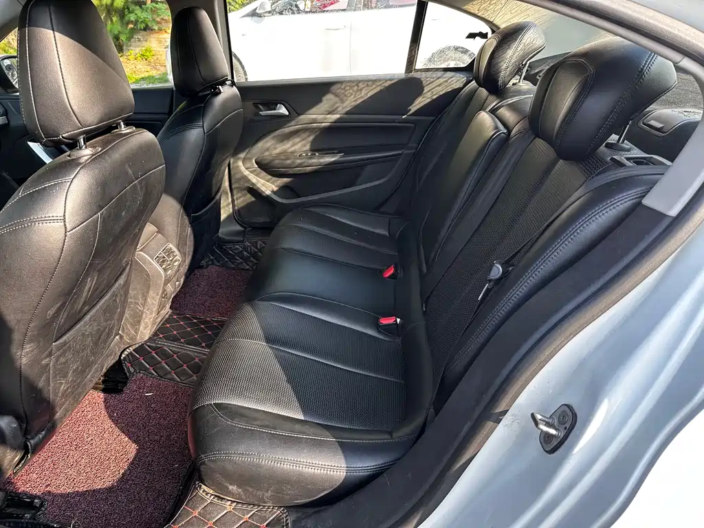 Peugeot 408 2015 1.2T AT Luxury