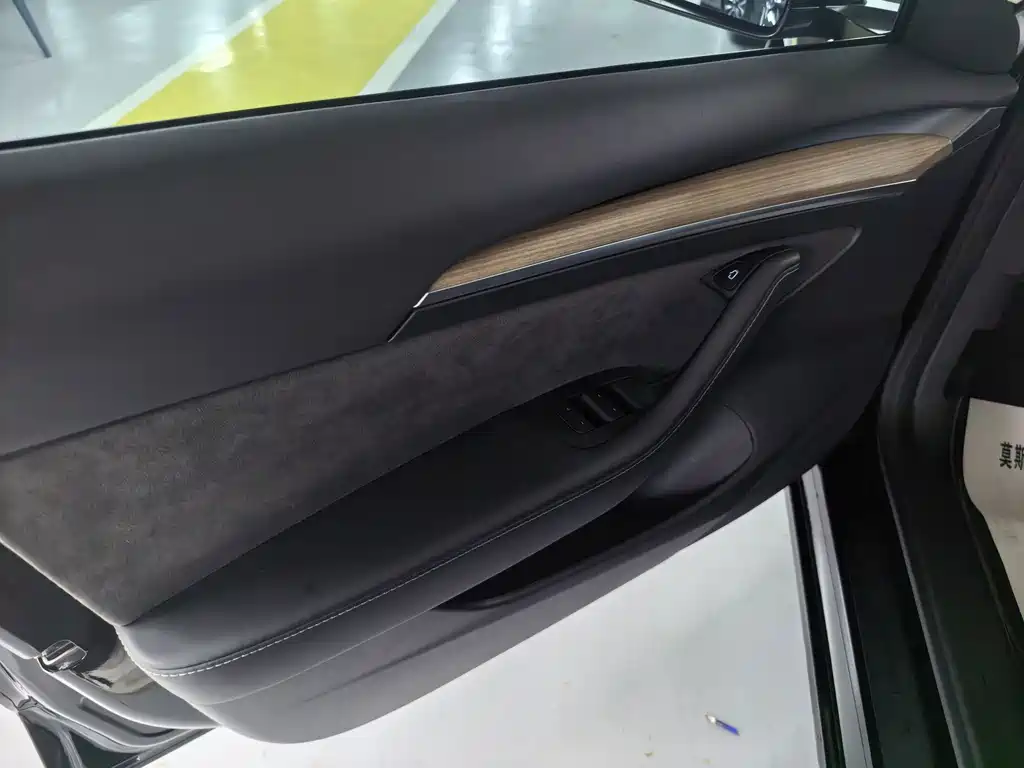 Tesla Model 3 — миниатюра 3