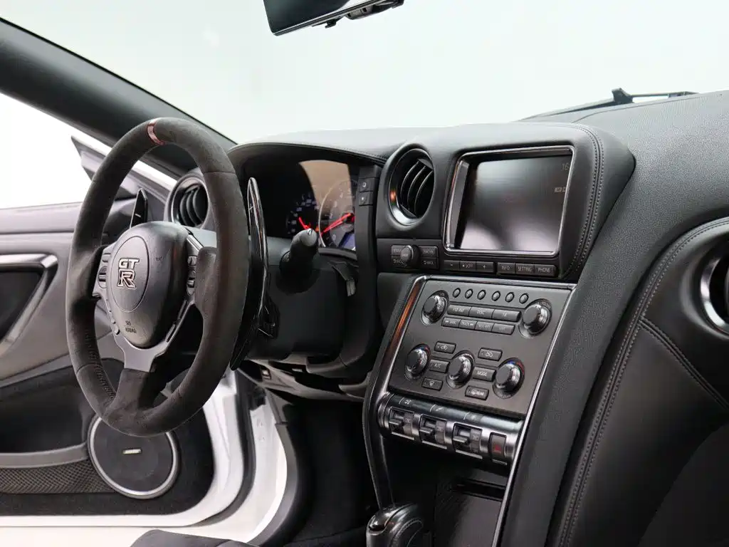 Nissan GT-R — миниатюра 10