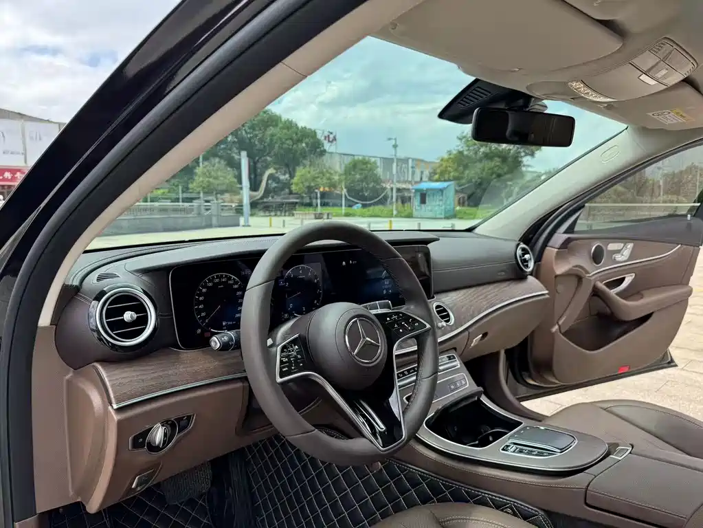 Mercedes-Benz E-Class — миниатюра 11
