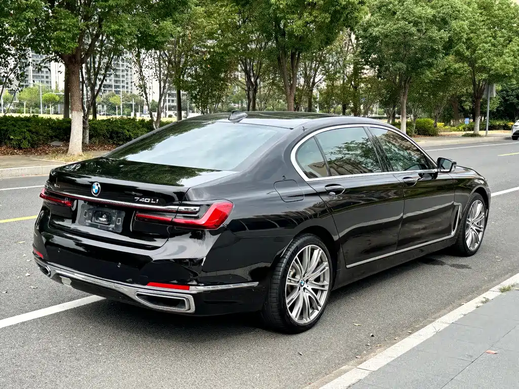 BMW 7 Series — миниатюра 6
