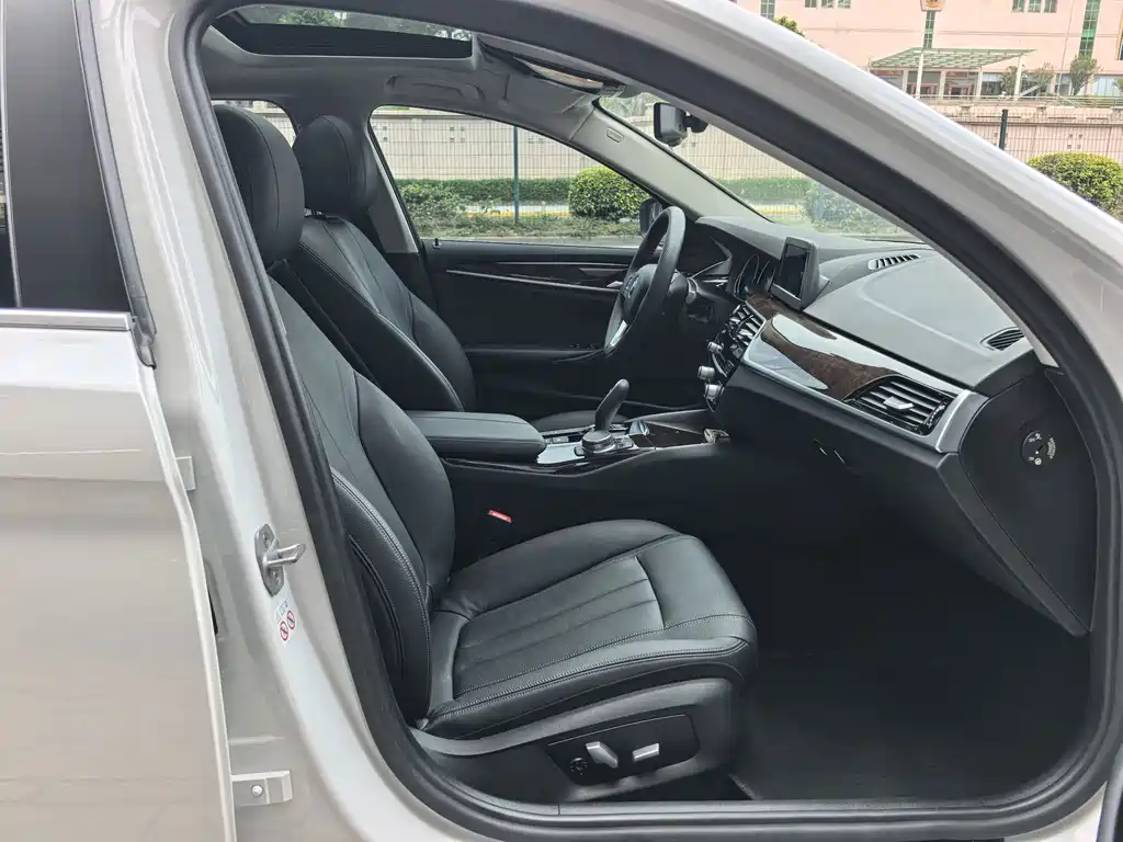 BMW 5 Series — миниатюра 7