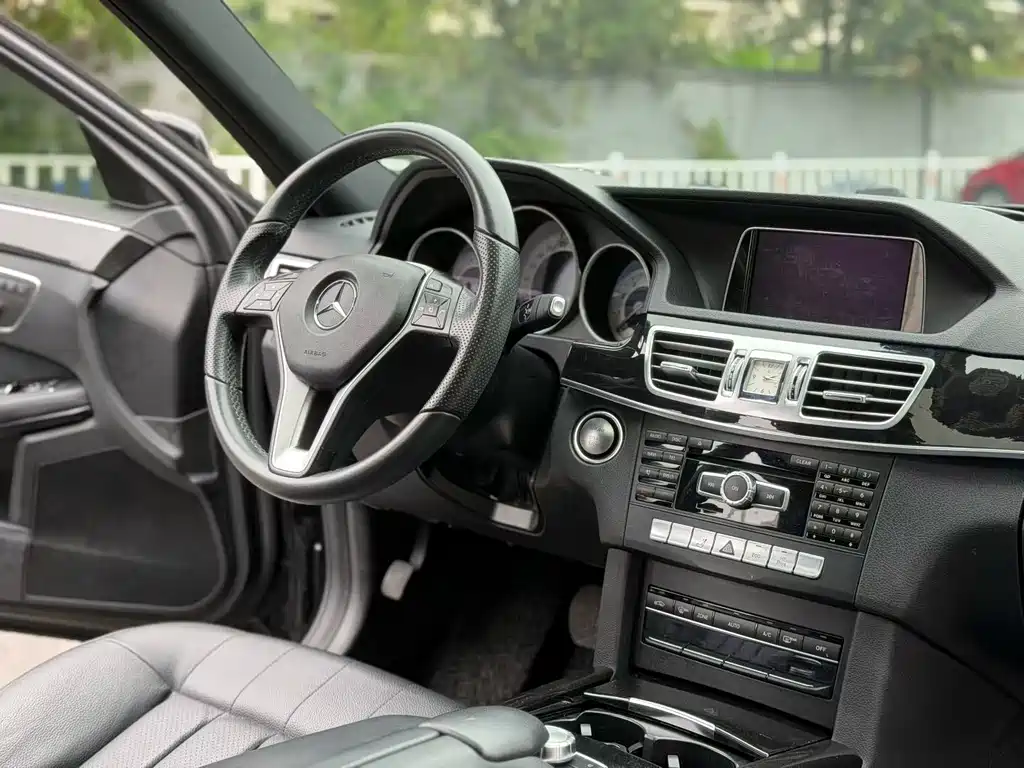 Mercedes-Benz E-Class — миниатюра 7