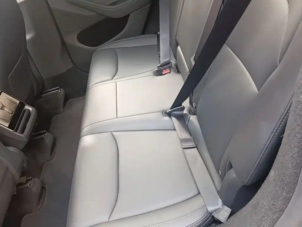 Tesla Model Y — миниатюра 17