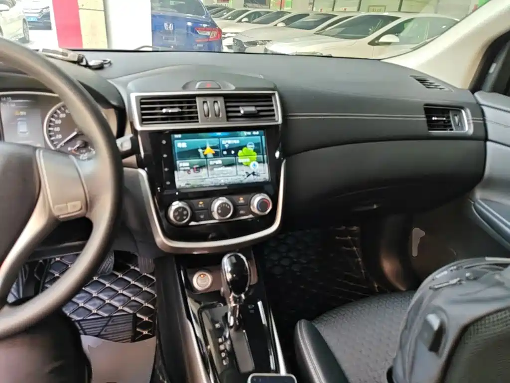 Nissan Tiida — миниатюра 10
