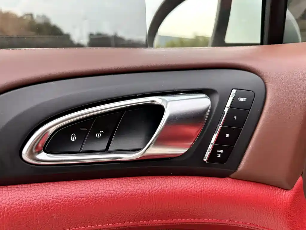 Porsche Cayenne — миниатюра 11