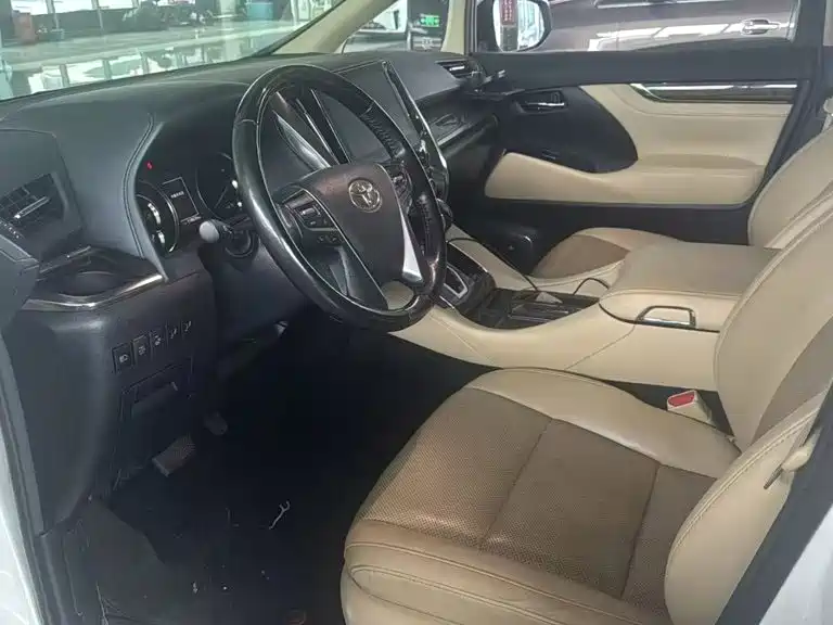 Toyota Alphard — миниатюра 7