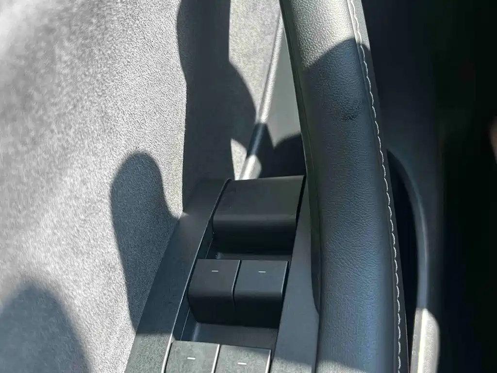 Tesla Model Y — миниатюра 25