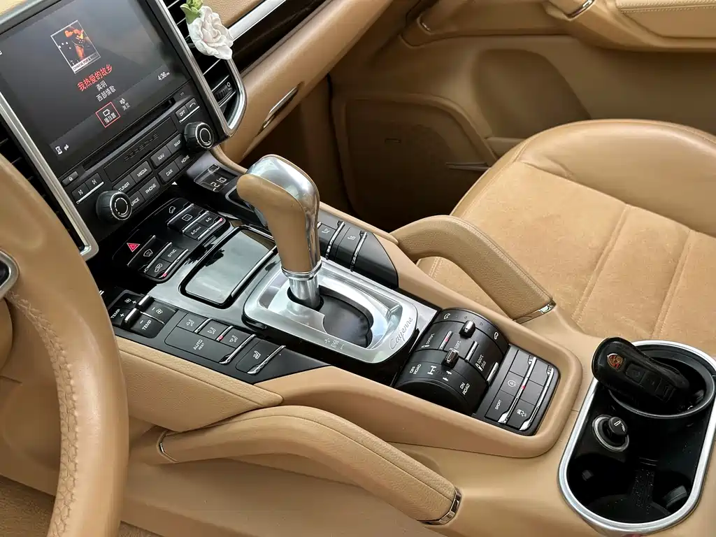 Porsche Cayenne — миниатюра 8