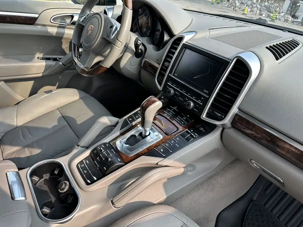 Porsche Cayenne — миниатюра 11