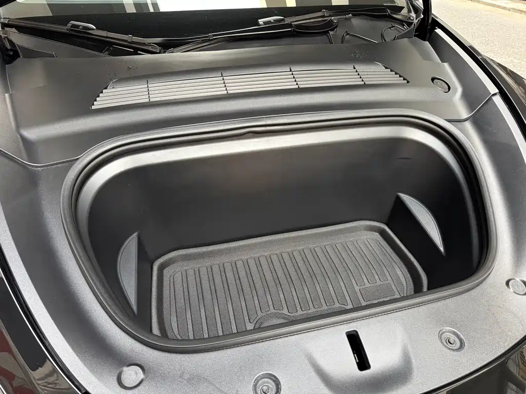 Tesla Model Y — миниатюра 17