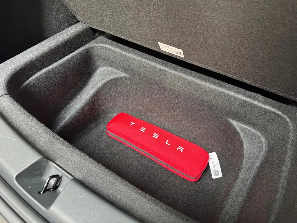 Tesla Model Y — миниатюра 16