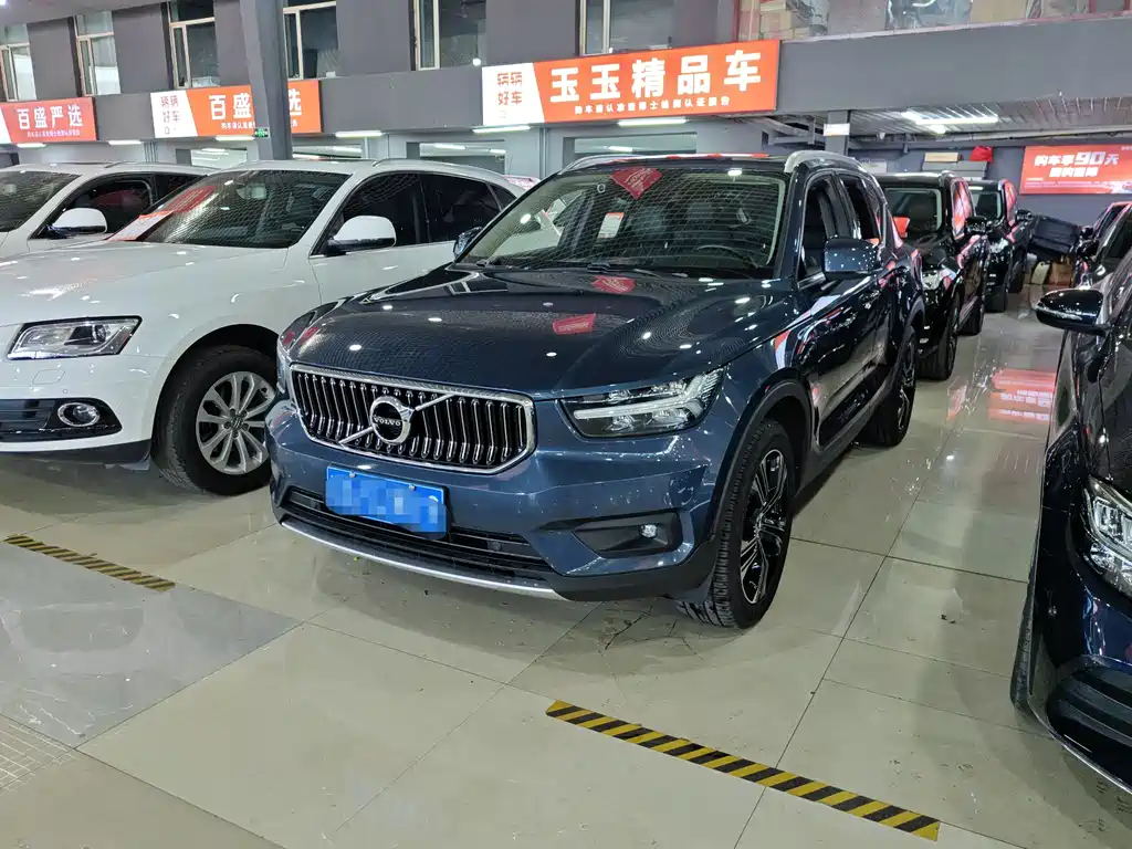 VOLVO XC40