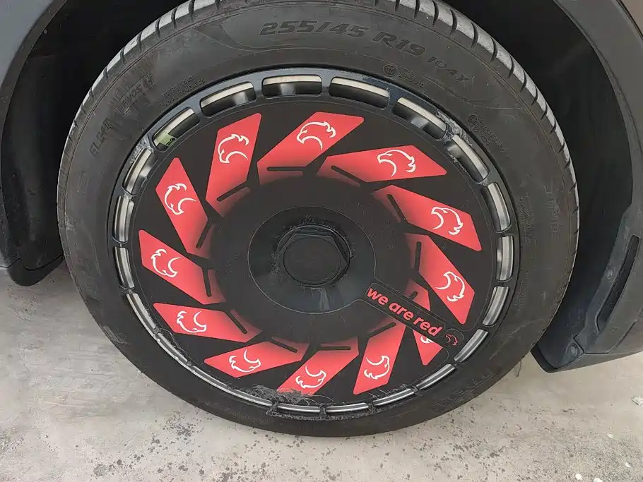 Tesla Model Y — миниатюра 6