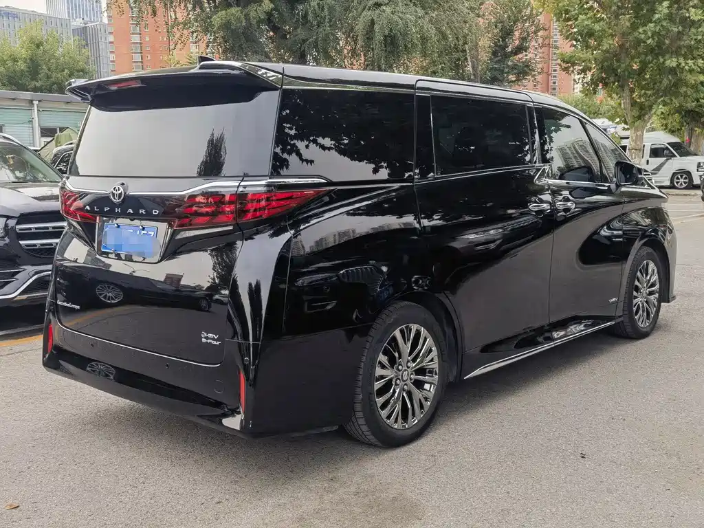 Toyota Alphard — миниатюра 18