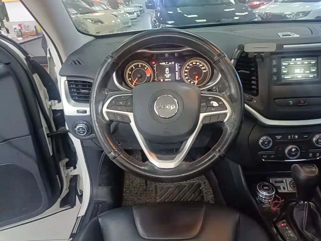 Jeep Cherokee — миниатюра 7
