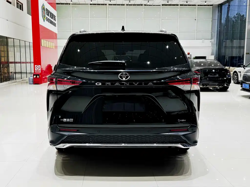 Toyota Granvia — миниатюра 4