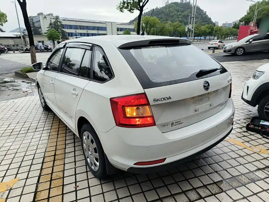 Skoda Rapid Spaceback — миниатюра 5