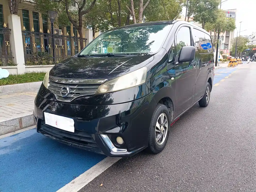 NISSAN NV200