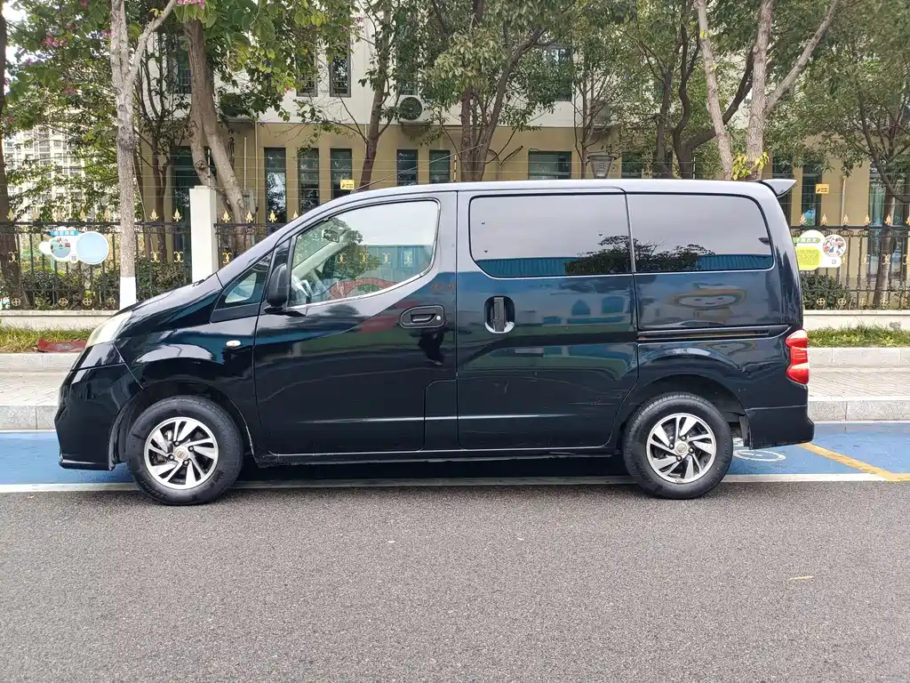 NISSAN NV200