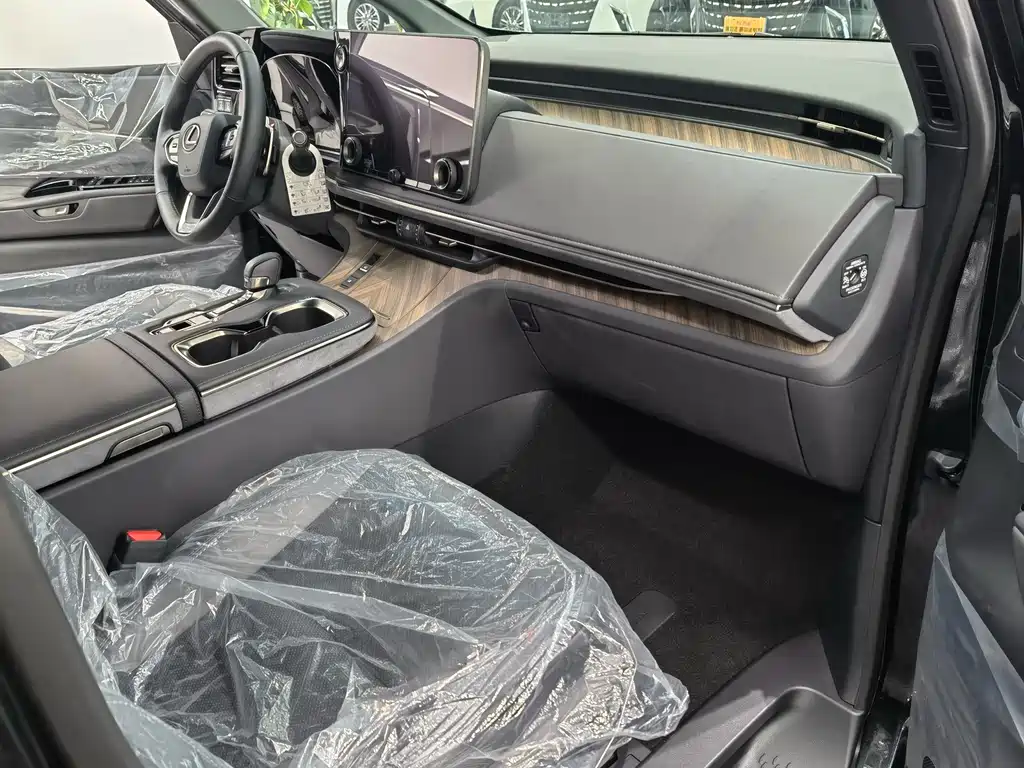 Lexus LM 2025 500h мест