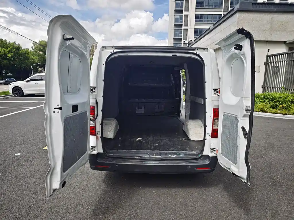MAXUS EV30 — миниатюра 11