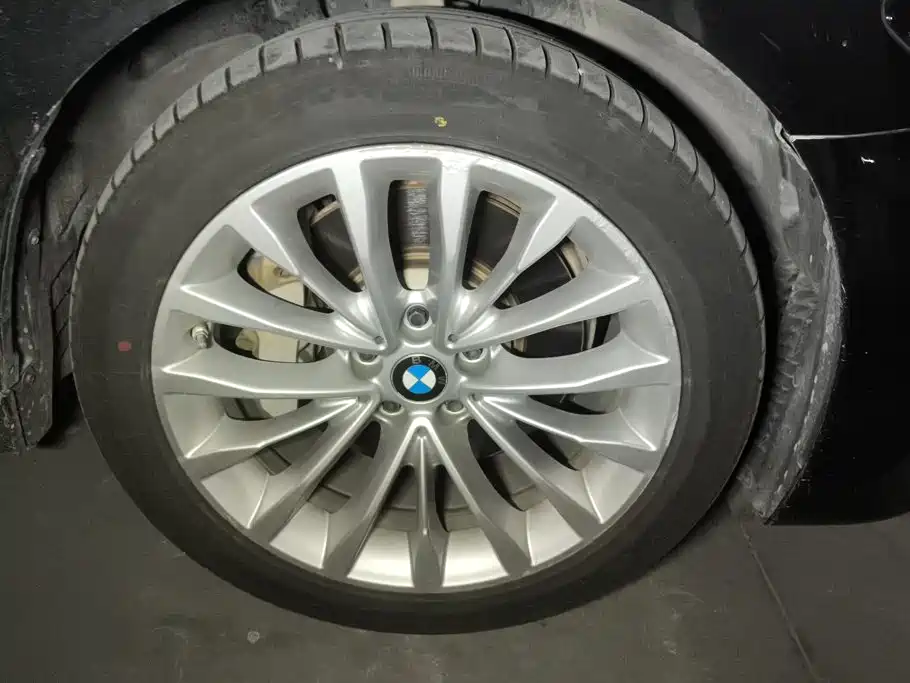 BMW 5 Series — миниатюра 6