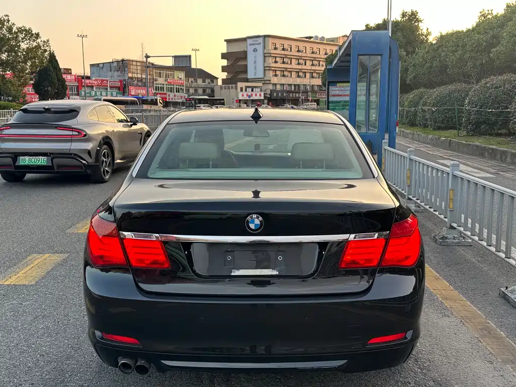 BMW 7 Series — миниатюра 5