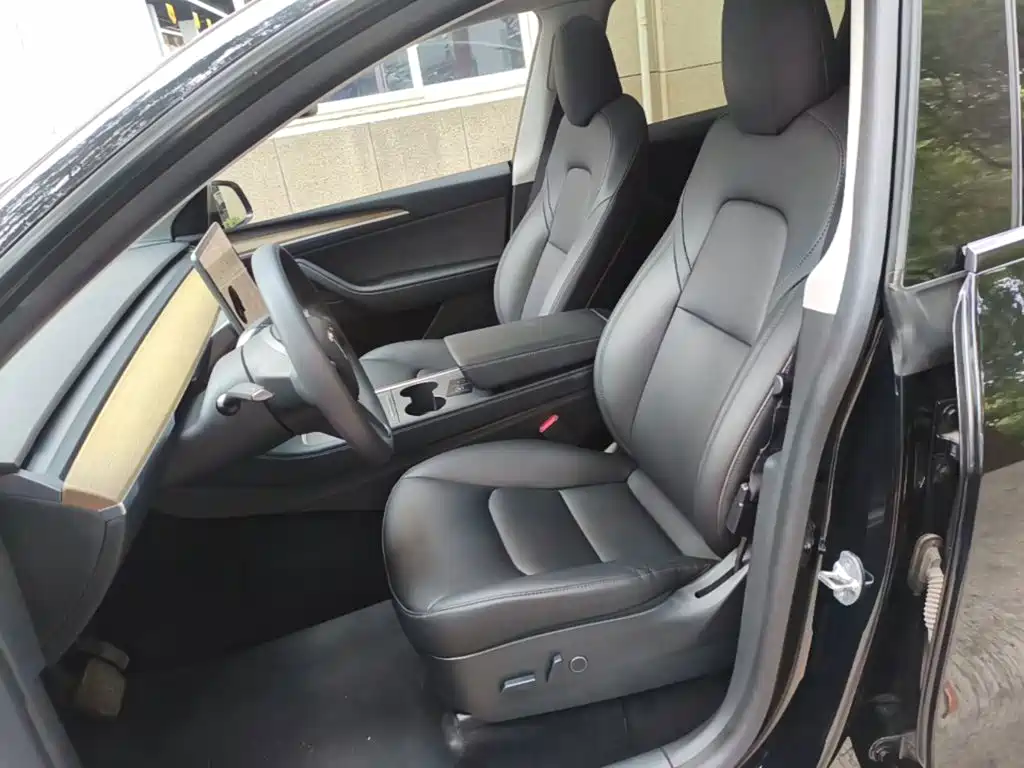 Tesla Model Y — миниатюра 15