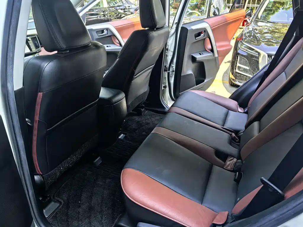Toyota RAV4 — миниатюра 9