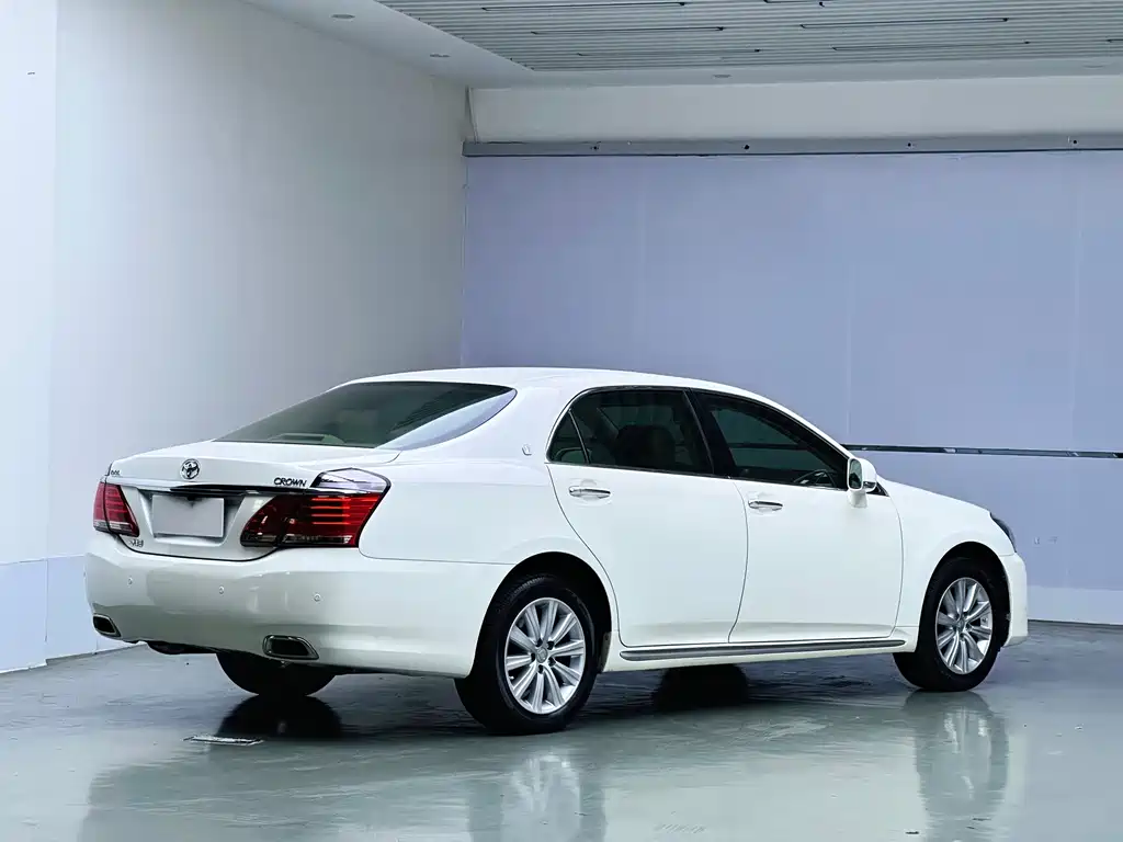 Toyota Crown — миниатюра 6
