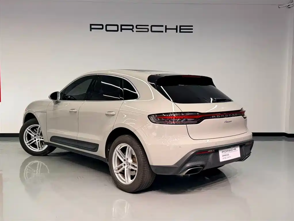 PORSCHE MACAN