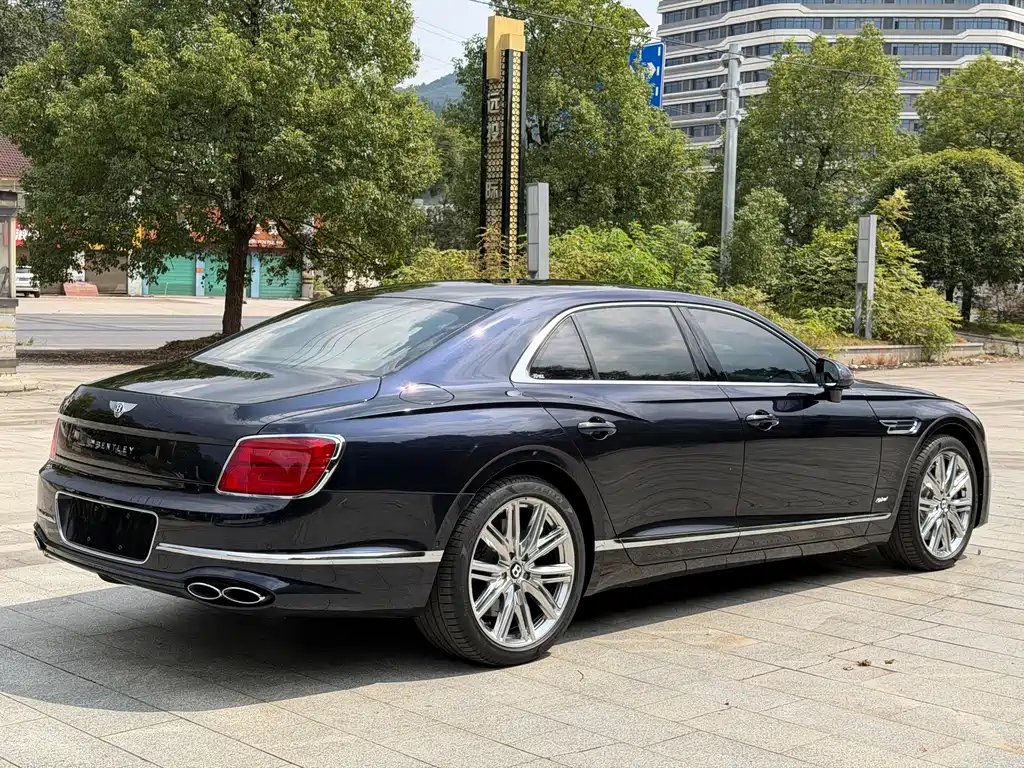 Bentley Flying Spur PHEV — миниатюра 6