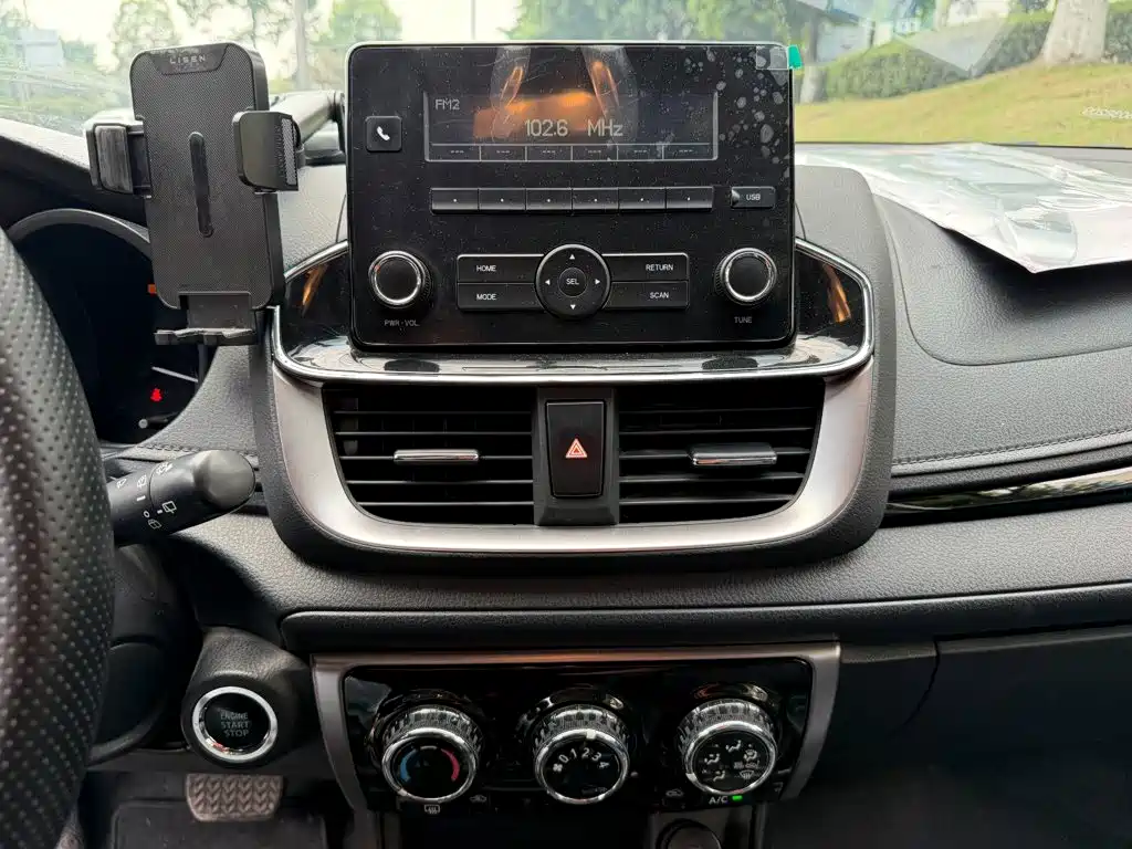 Toyota Yaris L — миниатюра 10