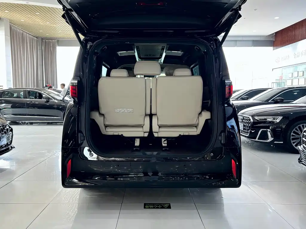 Toyota Alphard — миниатюра 32