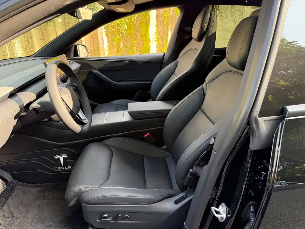 Tesla Model Y — миниатюра 8