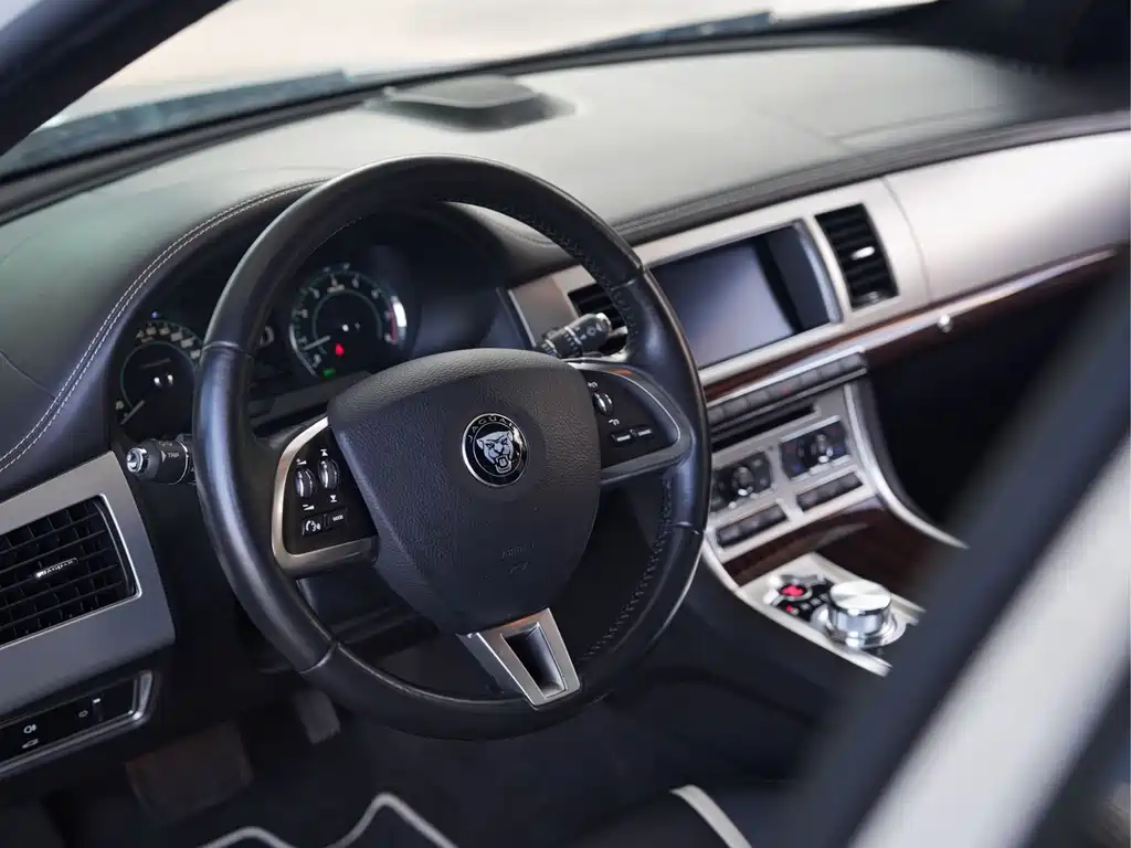 Jaguar XF — миниатюра 4