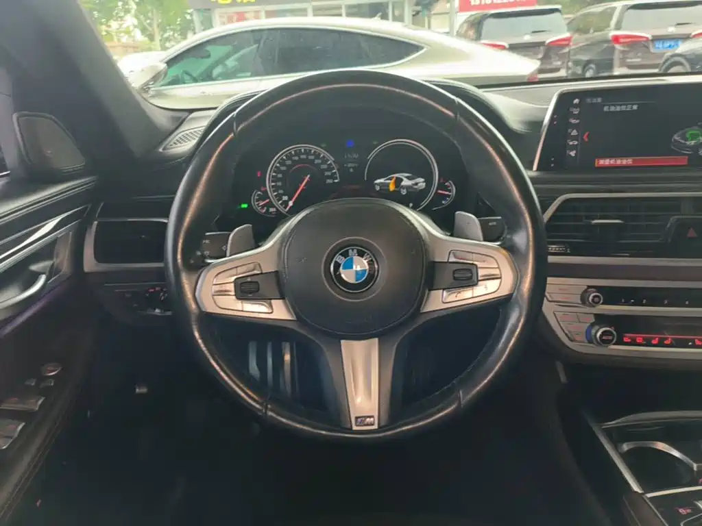 BMW 7 Series — миниатюра 11