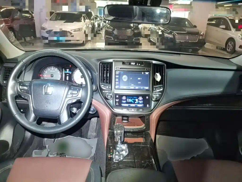 Toyota Crown — миниатюра 10